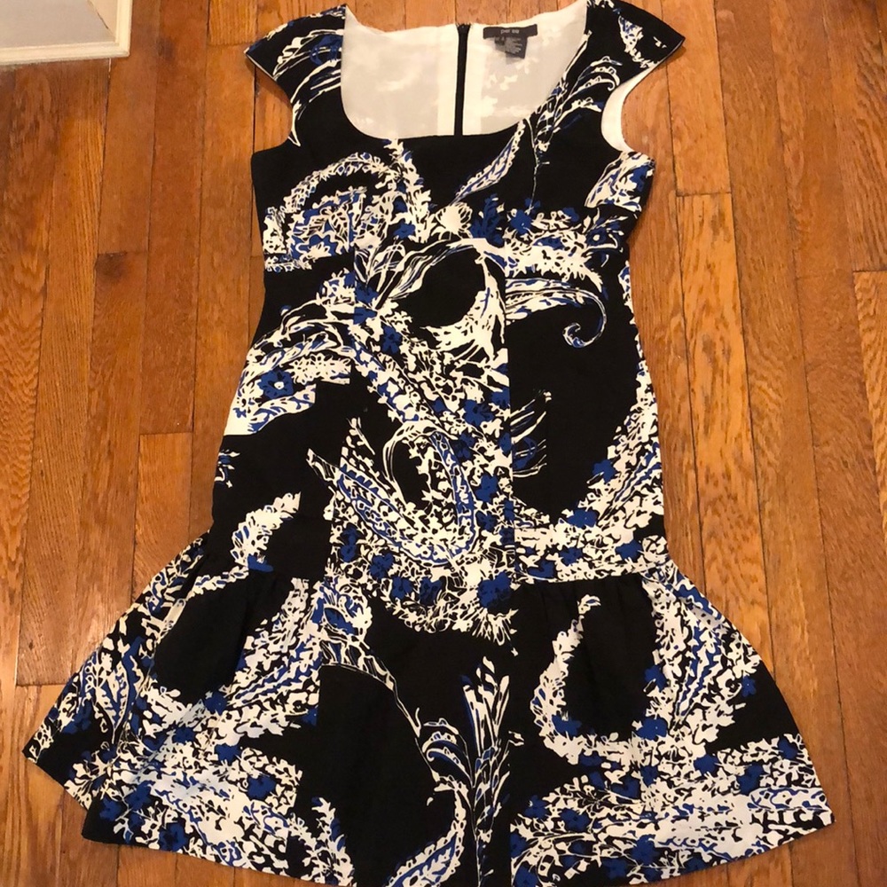Per Se Sheath dress with flounce hem. Size 8